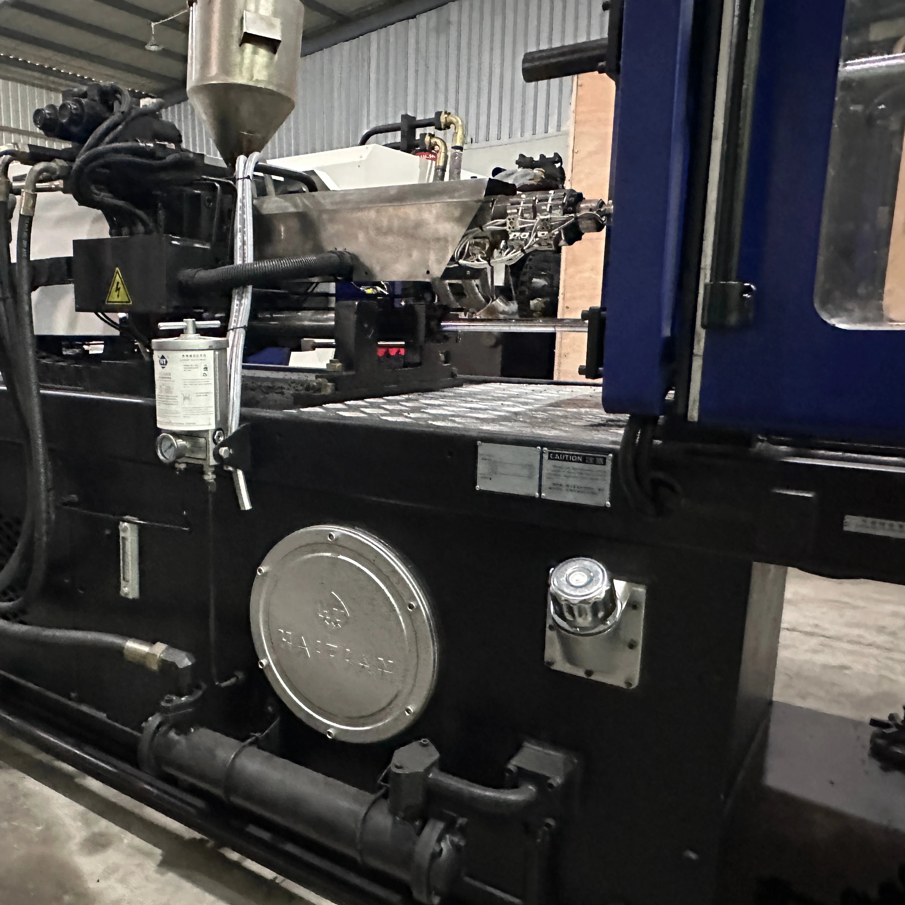 Используется 120Ton горизонтальная машина для литья под давлением Подержанный пластиковый Серводвигатель Электрический с компонентами сердечника винтовой насос PLC