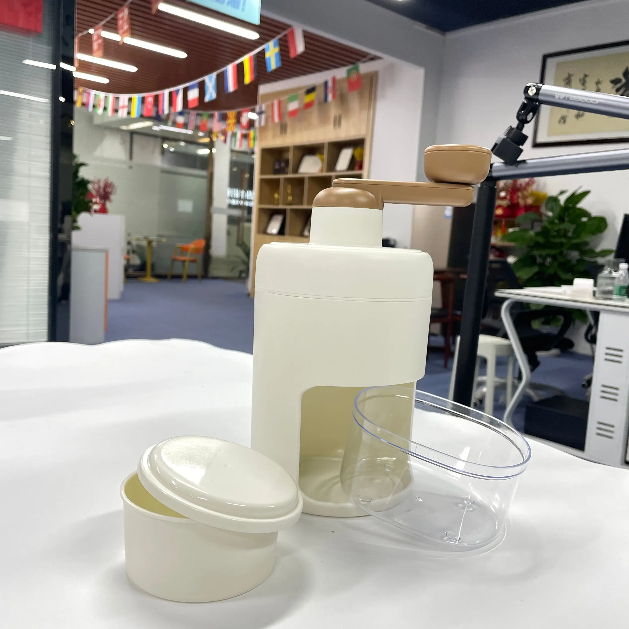 Handle DIY Ice Crusher Manual Portable Ice slush Maker home Snow Cone Smoothie Ice Shaver