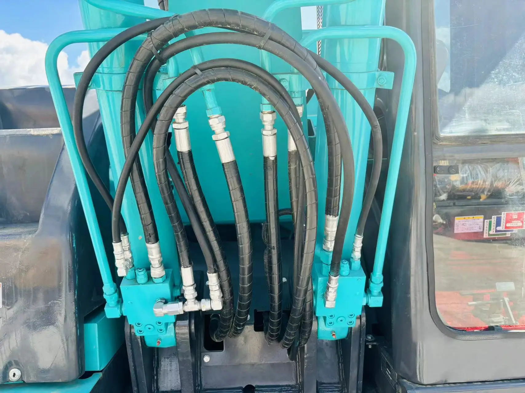 Высококачественный гидравлический экскаватор с коротким хвостом Kobelco Sk135sr Sk115sr японский экскаватор-экскаватор в Шанхае