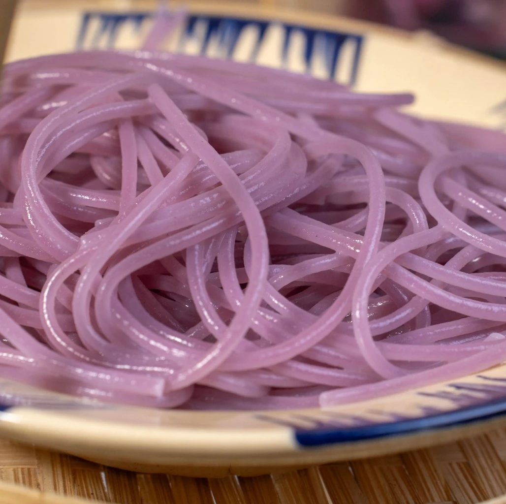 Заводская цена, рисовая лапша с фиолетовым сладким картофелем и рисовым глютеном, упакованная в пакет 300 г