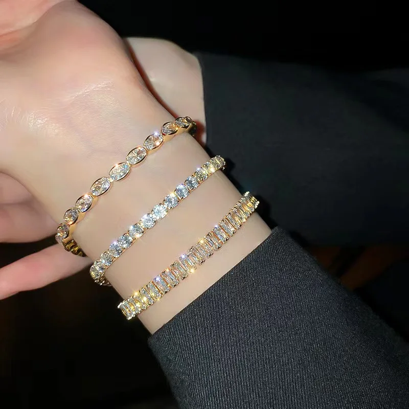The hot-selling new zircon bracelet is simple and fashionable with a nibble design and a versatile bracelet