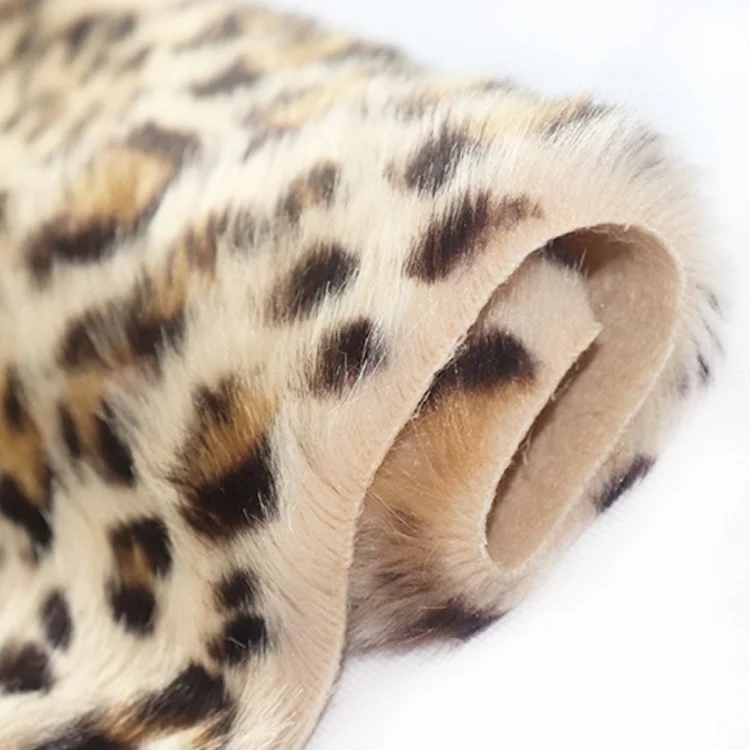 Высококачественная дешевая плюшевая ткань из 100% полиэстера с леопардовым принтом из искусственного меха