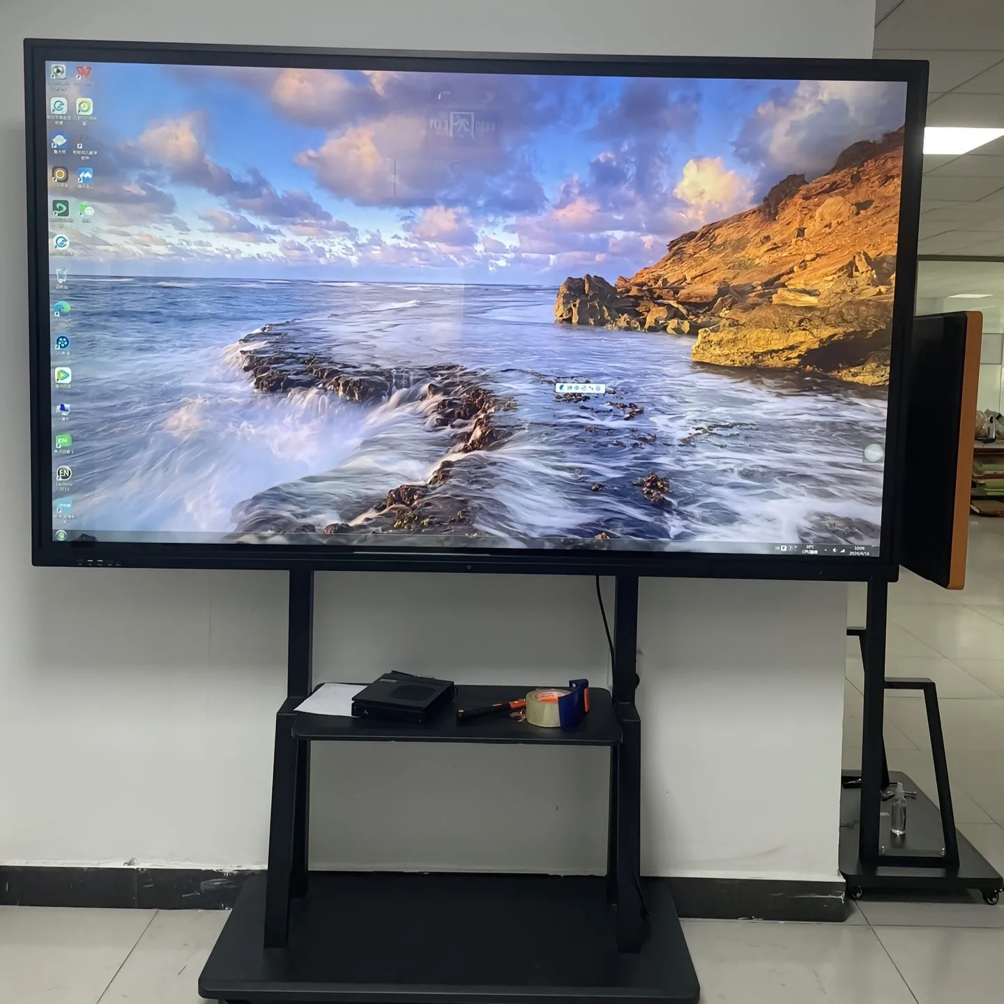 55 Inch LED Digital Poster with Audience Measurement Camera for Retail Analytics and Ad Performance