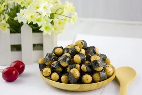 Смешанные водоросли, упаковка жареных арахиса с покрытием