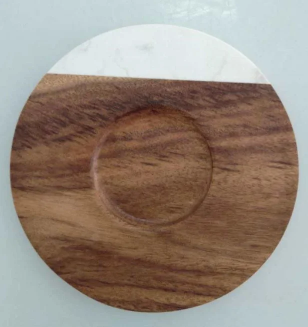 
 Круглая подставка из настоящего мрамора и акации с 1 латунной полосой  