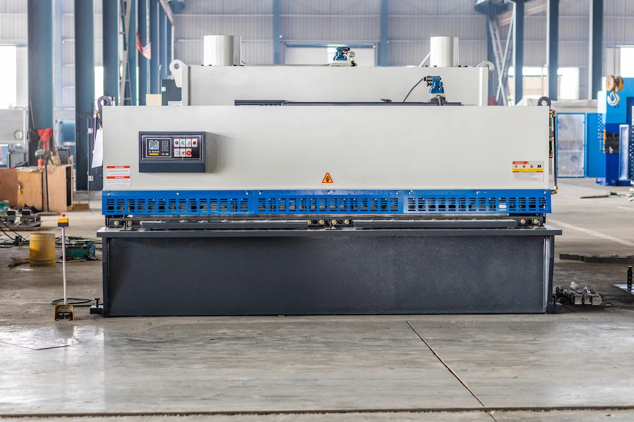 Hydraulic plate shearing machine cutting steel plate,metal cutting machine cutting length 3200mm with 13 mm thick metal