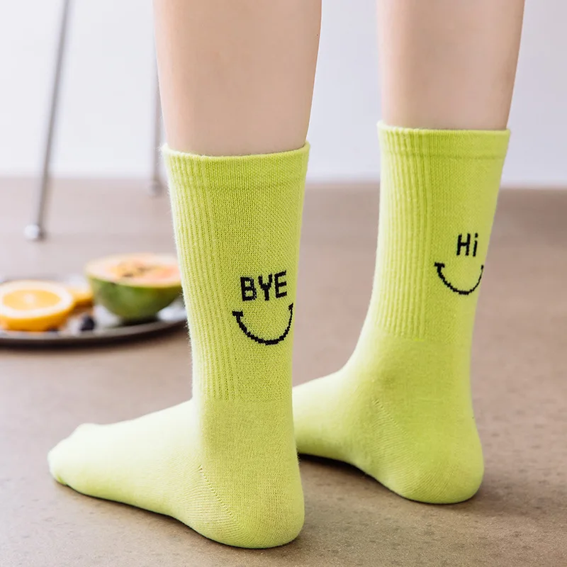 Socksmate Ультрамодные разноцветные носки несовпадение левый и правый весело слов для женщин флуоресцентный зеленый со смайликом хлопковые воздухопроницаемые спортивные