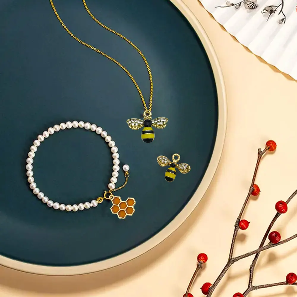 Designer Metal Alloy Gold Shiny Honey Bee Craft Charm Jewelry Earrings Pendants for Necklace Bracelet Making Jewelry Accessories