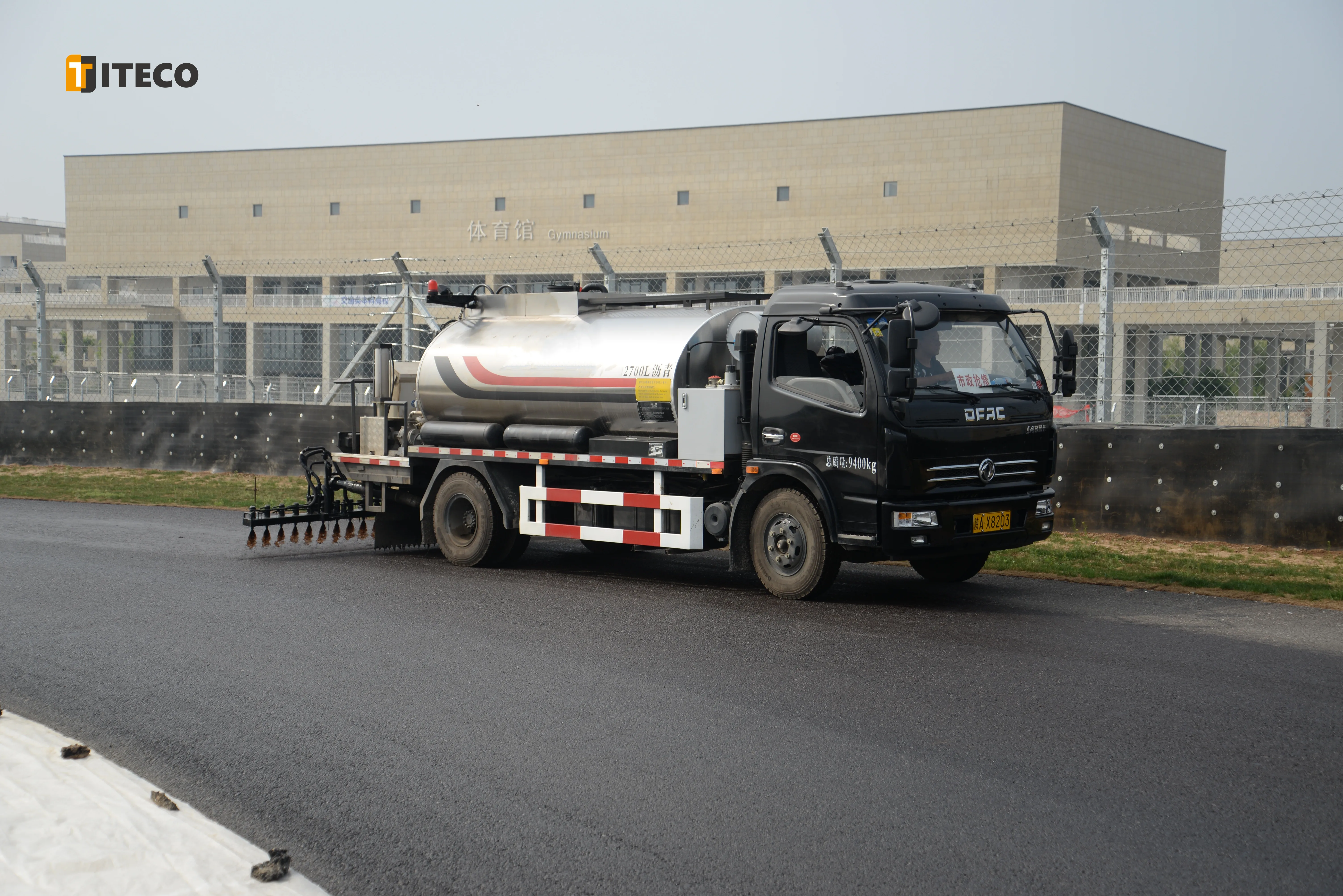 6M 3M Adjustable Asphalt Bitumen Spraying Width Asphalt Distributor Truck