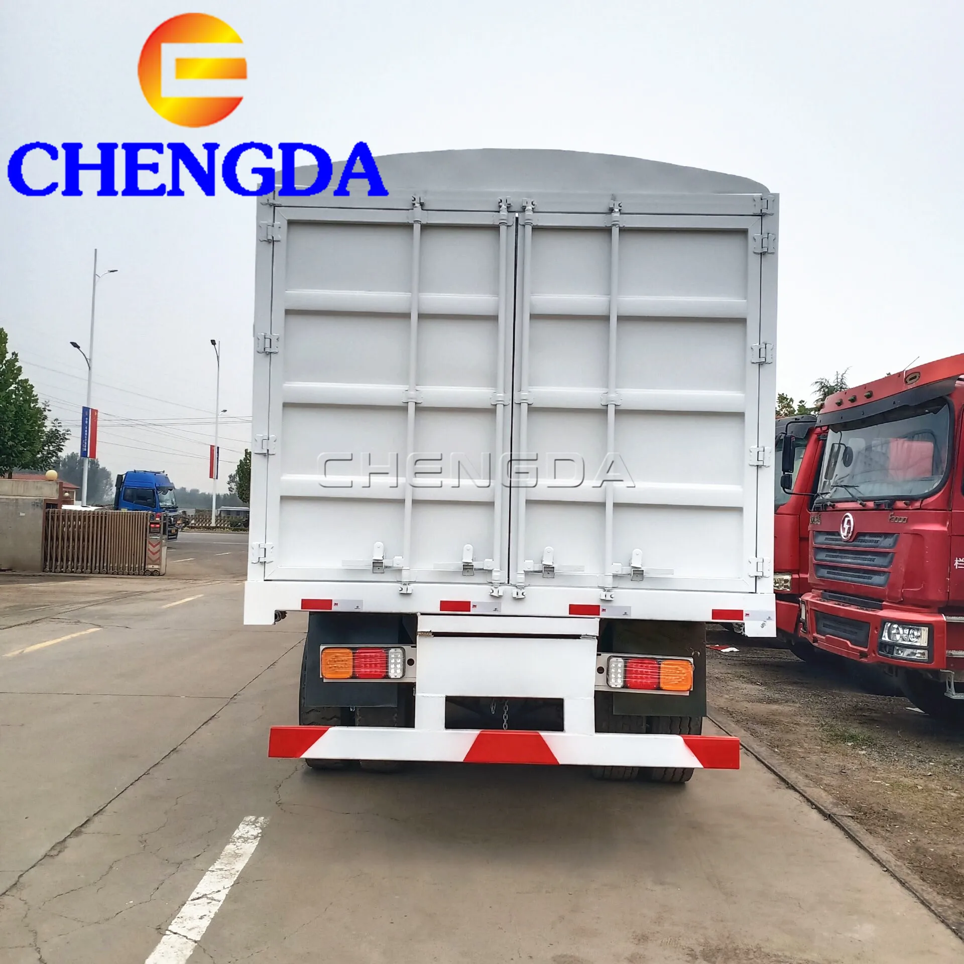 Second Hand Box Body Used 8x4 Cargo Truck 12Wheels Fence Cargo Truck