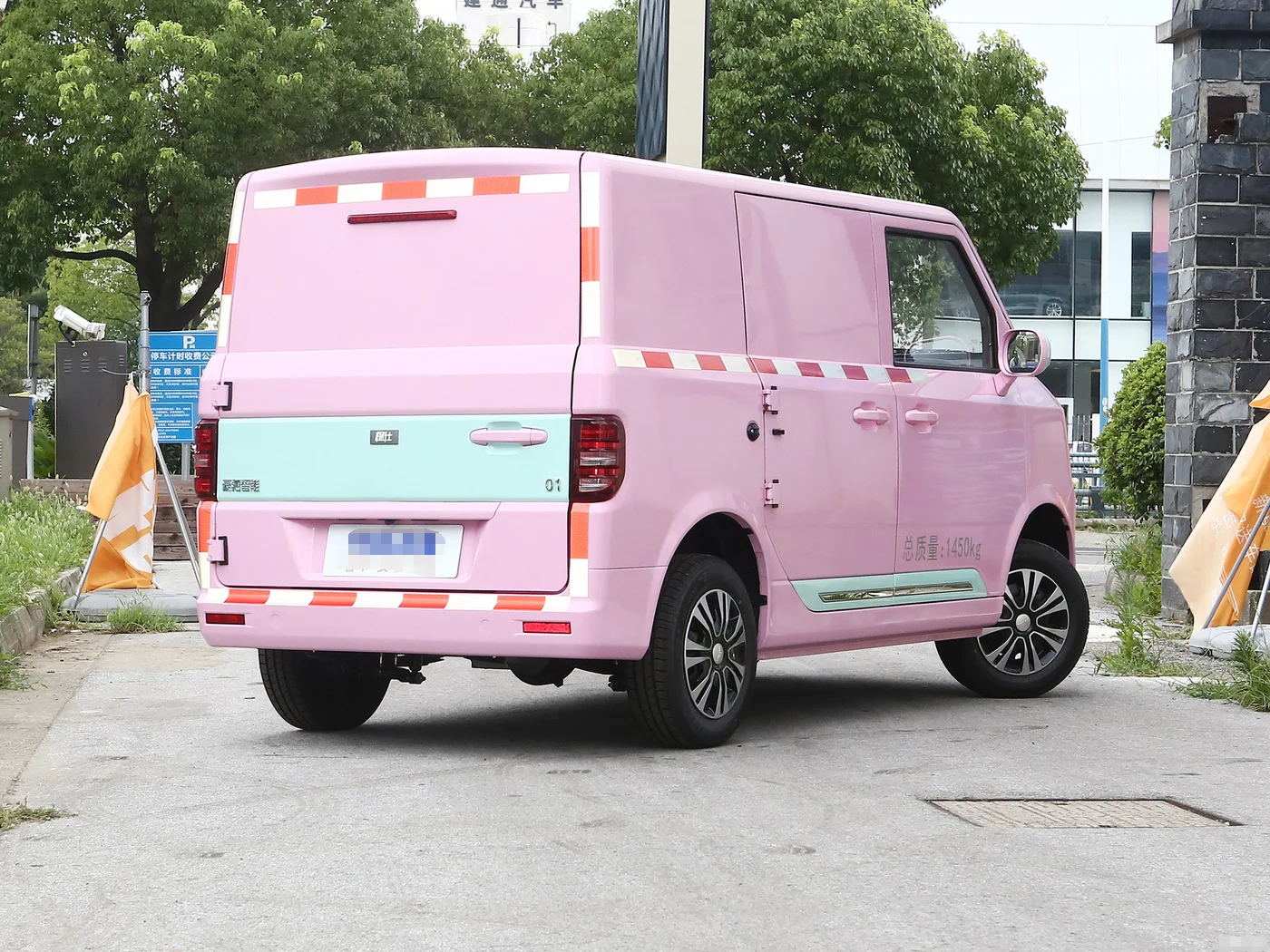 A car that is also customized to sell best-selling Chinese brands is suitable for the urban logistics industry