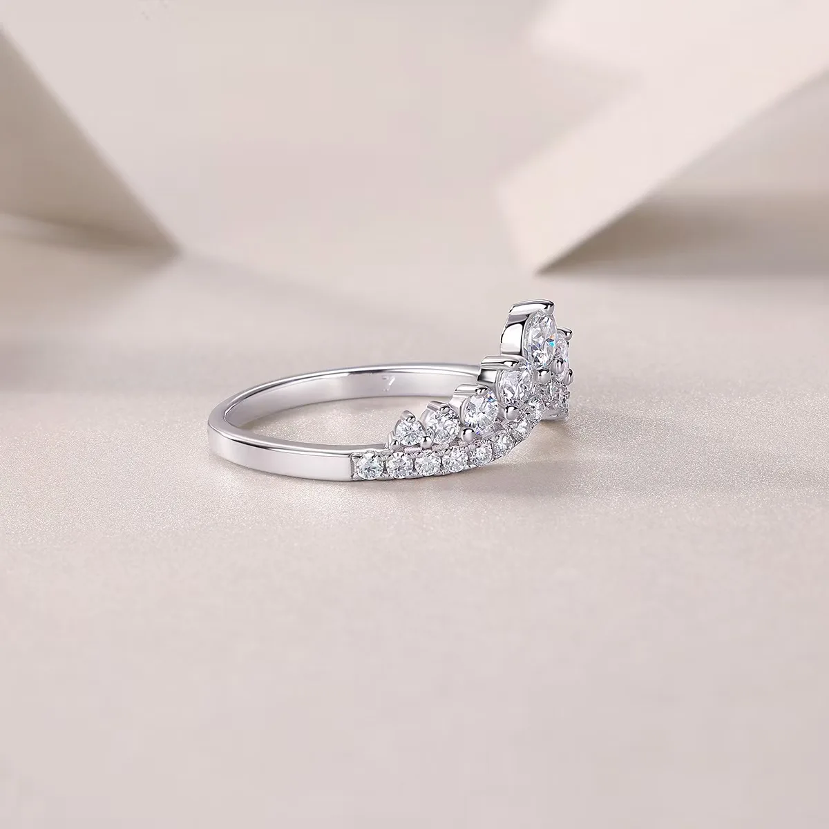 High Quality Dcolor Vvs1 Full Moissanite Crown Design 925 Sterling Silver Women Ring for Wedding Party Engagement