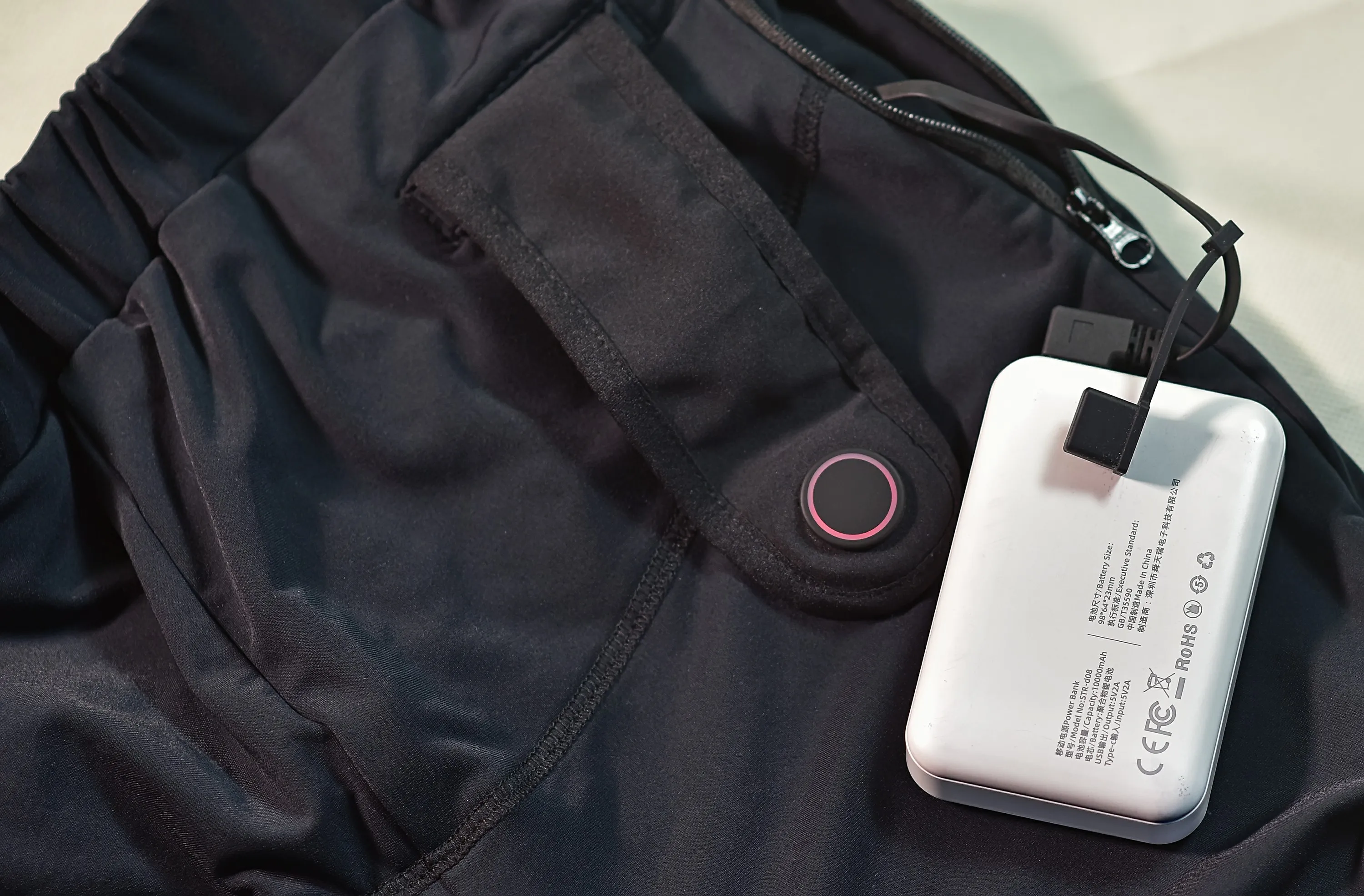 Universal body warmth for both men and women, USB battery heating band, battery pack, wearing warm cotton clothes inside