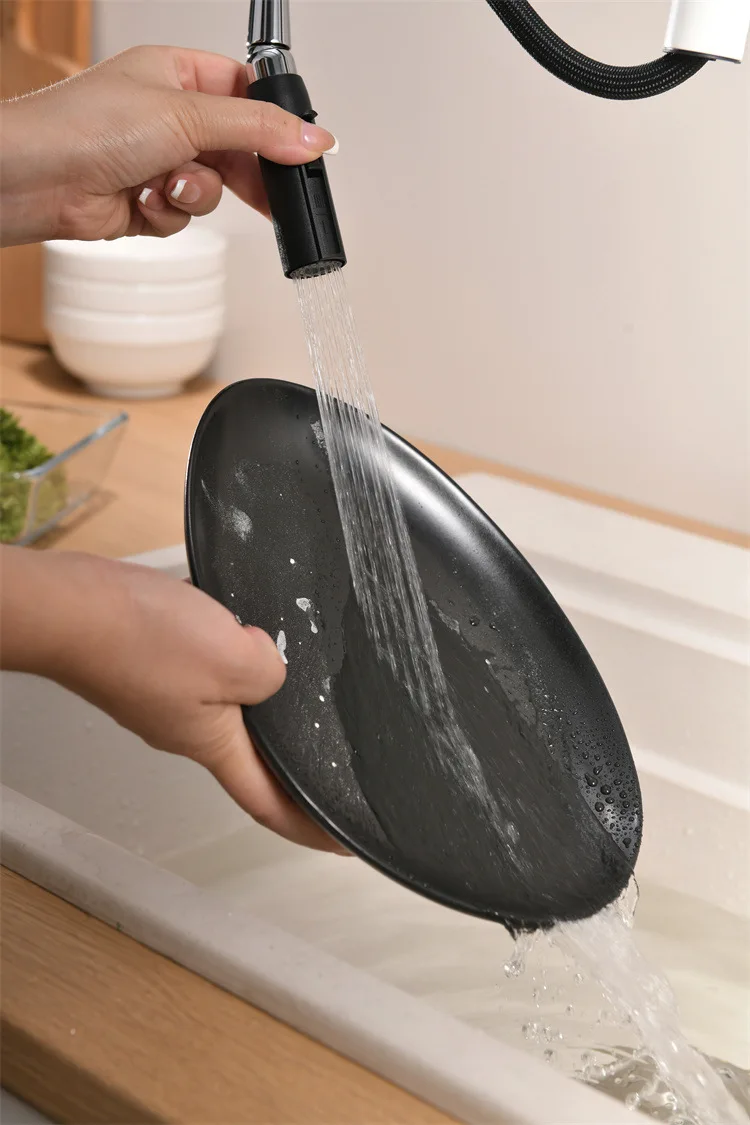 Luxury Brushed Gold Deck Mounted Pull Out Hot And Cold Water Single Handle Single Hole Anti Splash Kitchen Sink