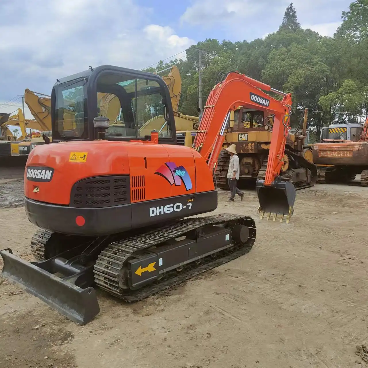 Used excavator Doosan DH60-7 6 ton small crawler hydraulic excavator good condition earth-moving machinery for sale in China
