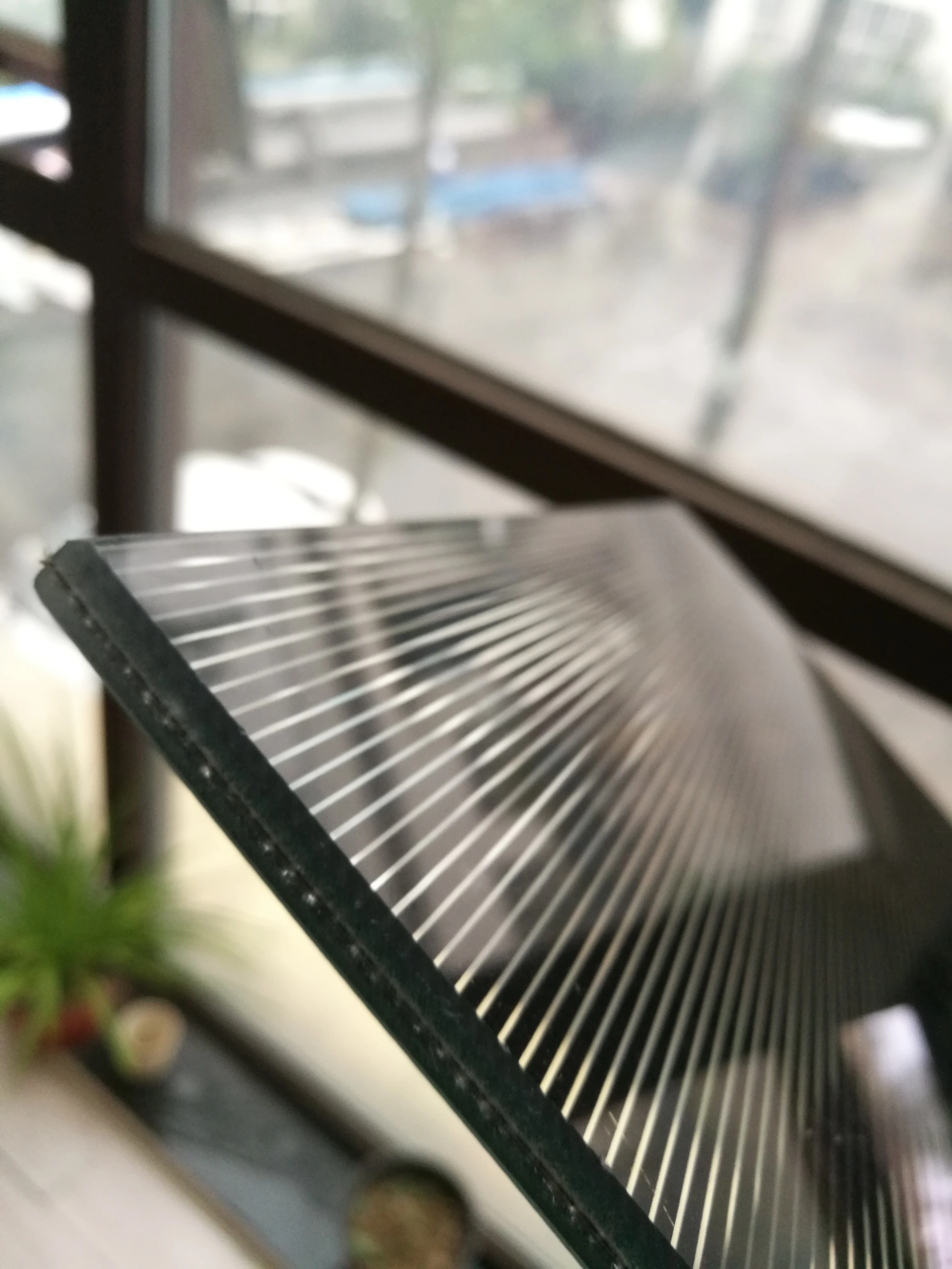 Wire Mesh/Fabric Film Laminated Glass with customized size and make-up certified under CE/AS 2208