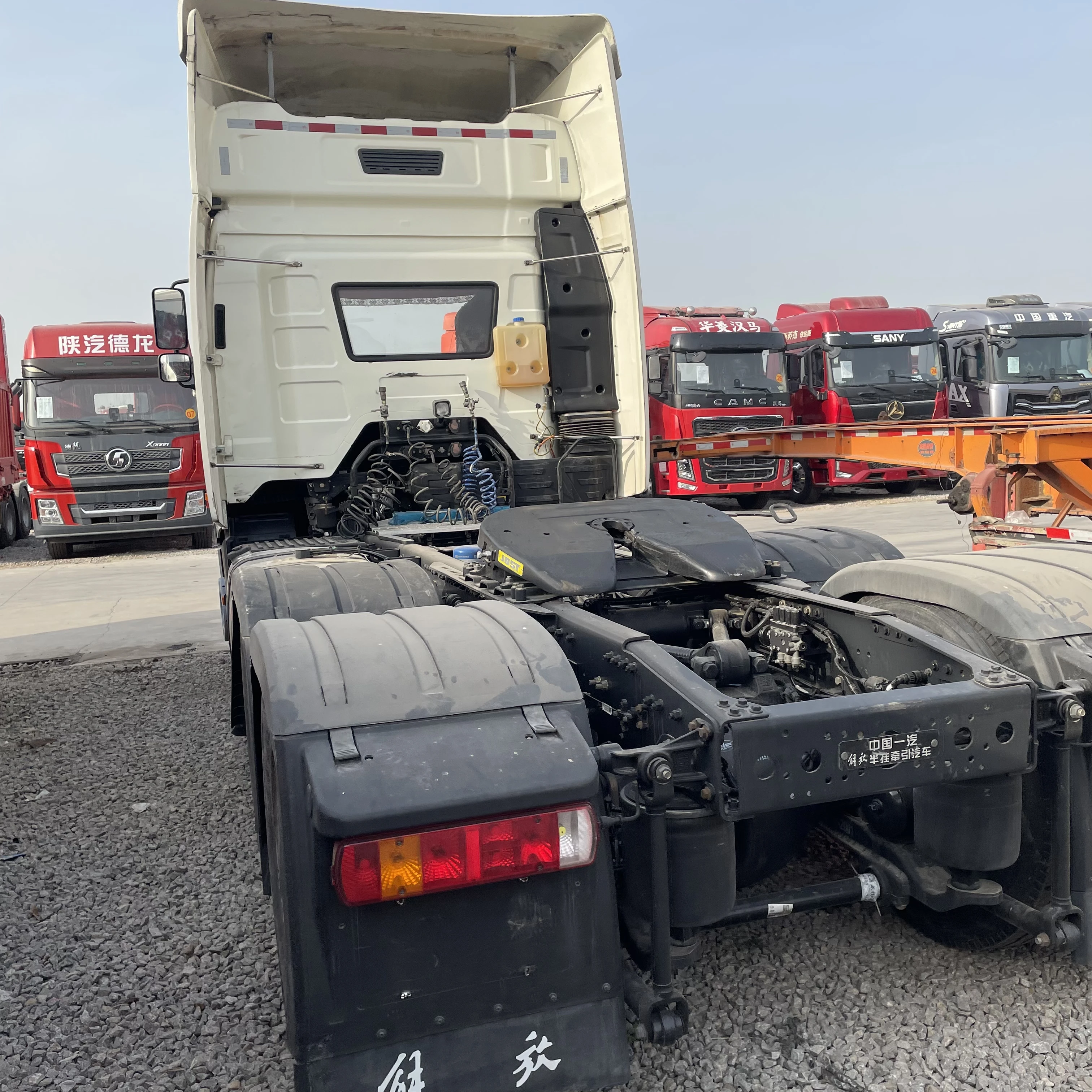 Подержанный дизельный трактор FAW Jiefang J6P 550 лошадиных сил 6x4 в хорошем состоянии