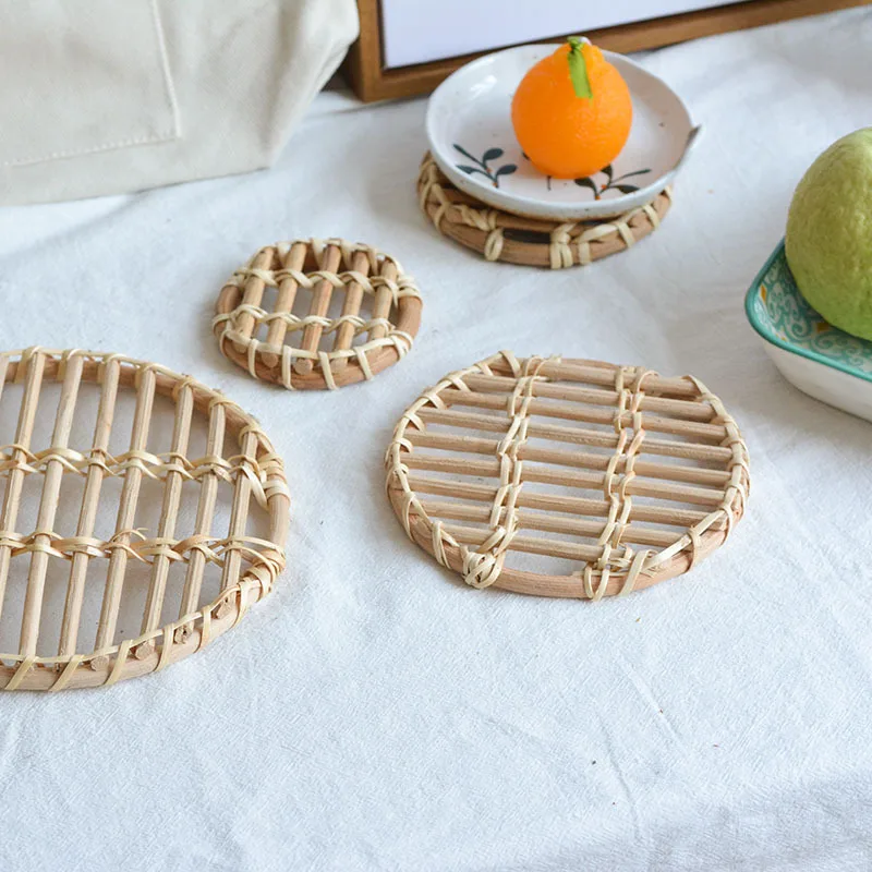 Белый плетеный журнальный столик из ротанга изолированная чашка тарелка коврик для стрельбы в скандинавском японском стиле дома