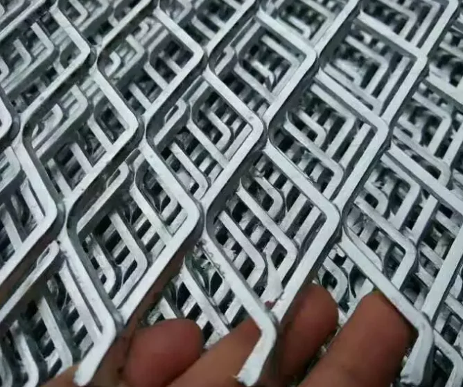 Сверхмощный по изготовлению просечно-вытяжной сетки/прочный оцинкованный лист со стразами для рабицы с переменным размером ячейки