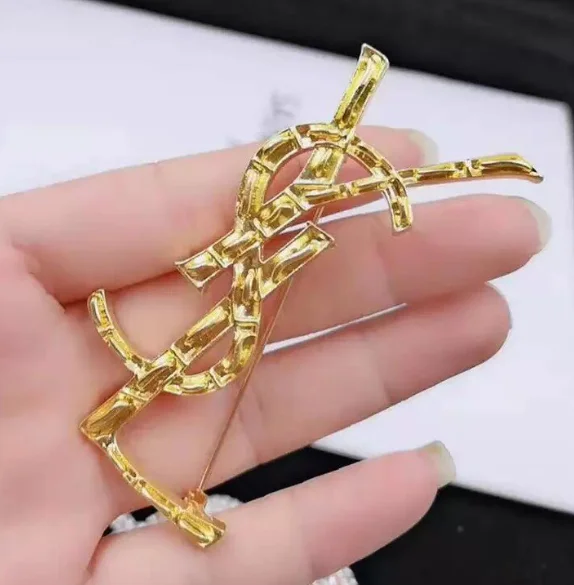 
Letter brooch brand pins Pearl Brooch white Brooch Rhinestone Buckle Pin Jewelry Brooches For Women 
