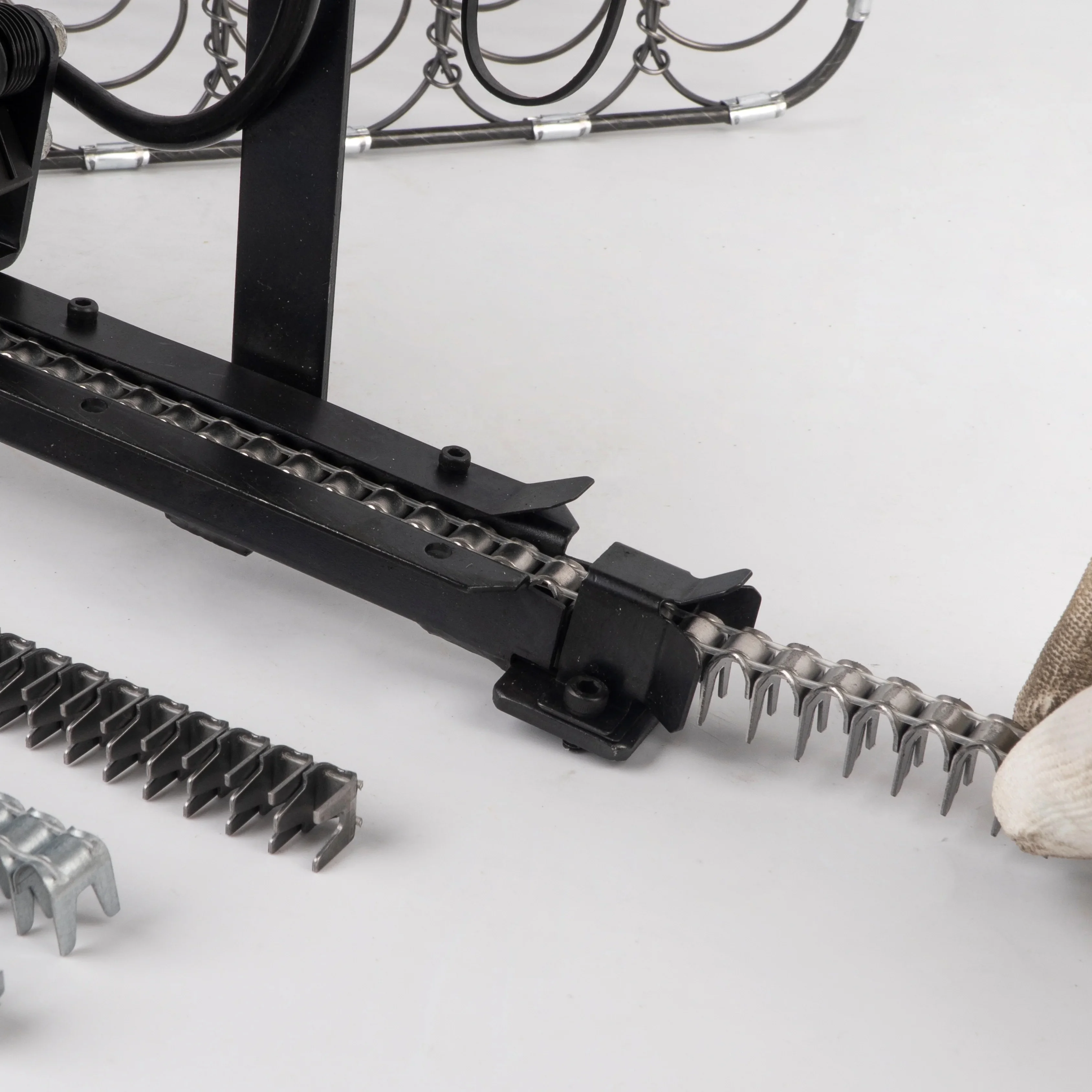 China Spring M46 Type Galvanized Mattress Clips CL-14 Pneumatic Staples Furniture Sofa Nails Car Cushion Nails