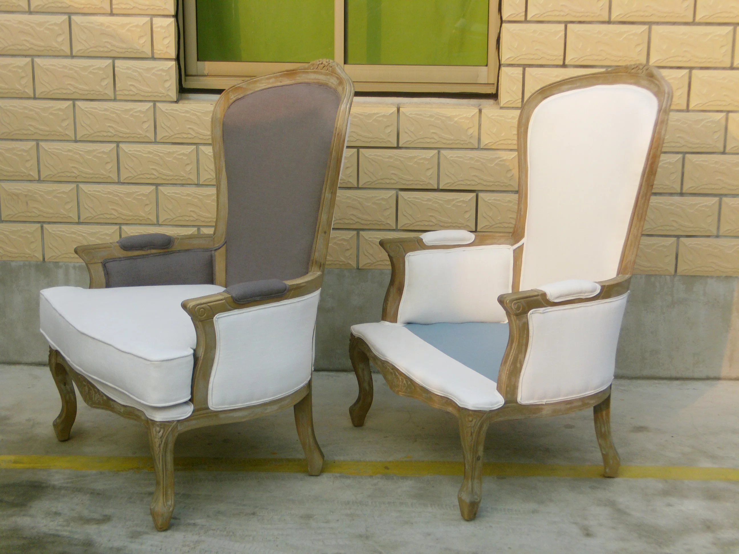 Hot Sale Wedding Living Room Furniture Upholstered Solid Wood Oak Fabric Leg Gardening Armchair Wedding Sofa for Bride and Groom