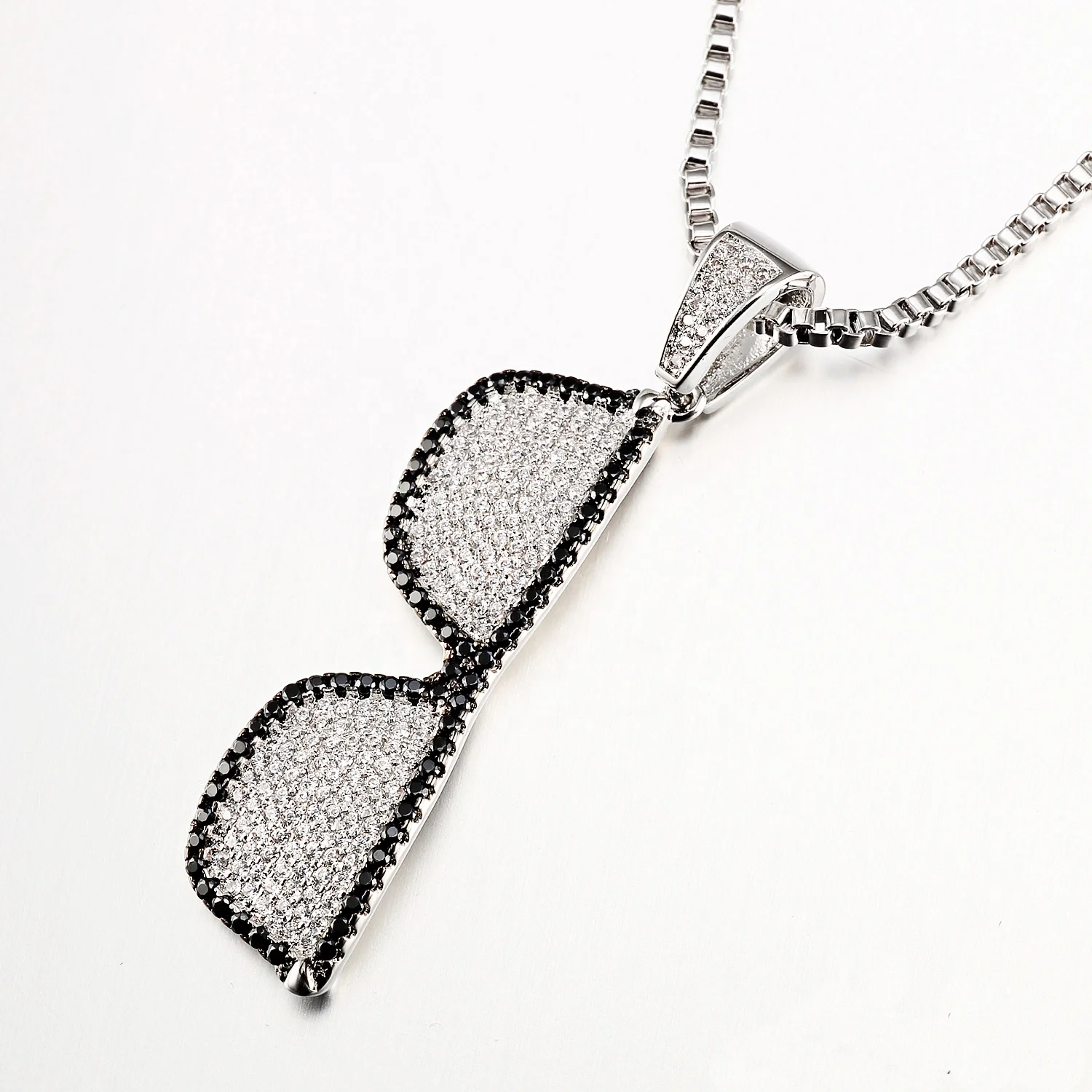 
Fashion Popular Design Iced Out Sunglasses Charm Pendant 