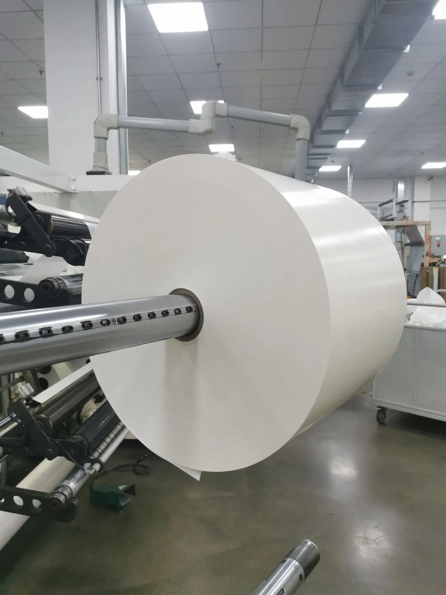 Wholesale vinyl sticker material glossy matte vinyl white pvc printing self adhesive vinyl roll