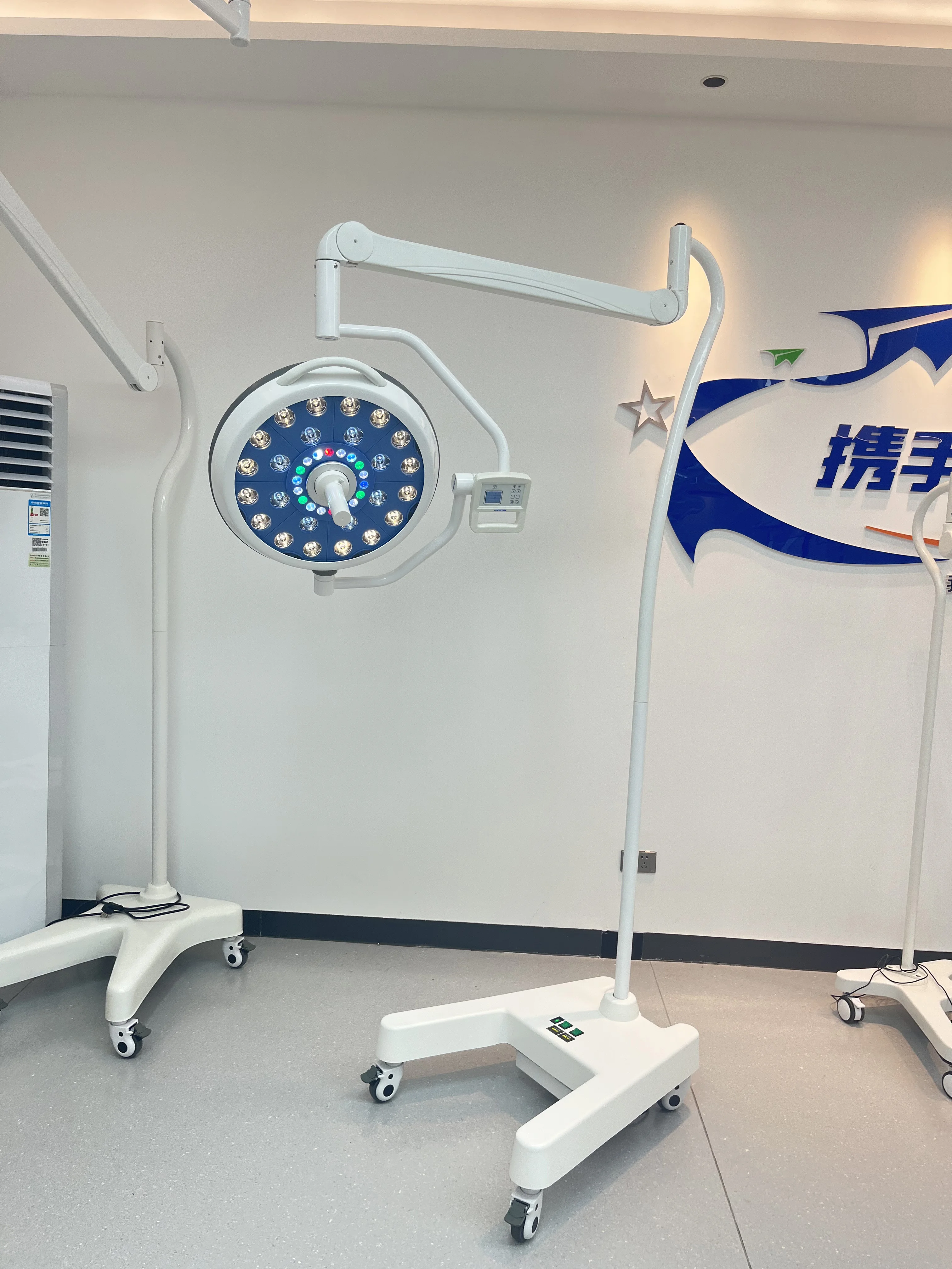 Hot Sale Good Price Operating Room Shadowless Lamp Ceiling Mounted Double Head Cold Lighting Source for Hospital Use