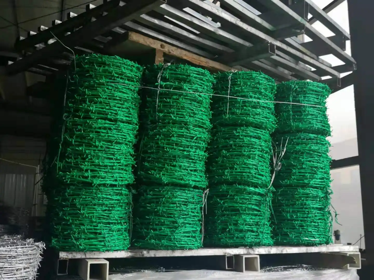 Лучшие продажи низкая цена ПВХ покрытием колючая проволока 2,5 мм для забора параметр фермы Двор Забор