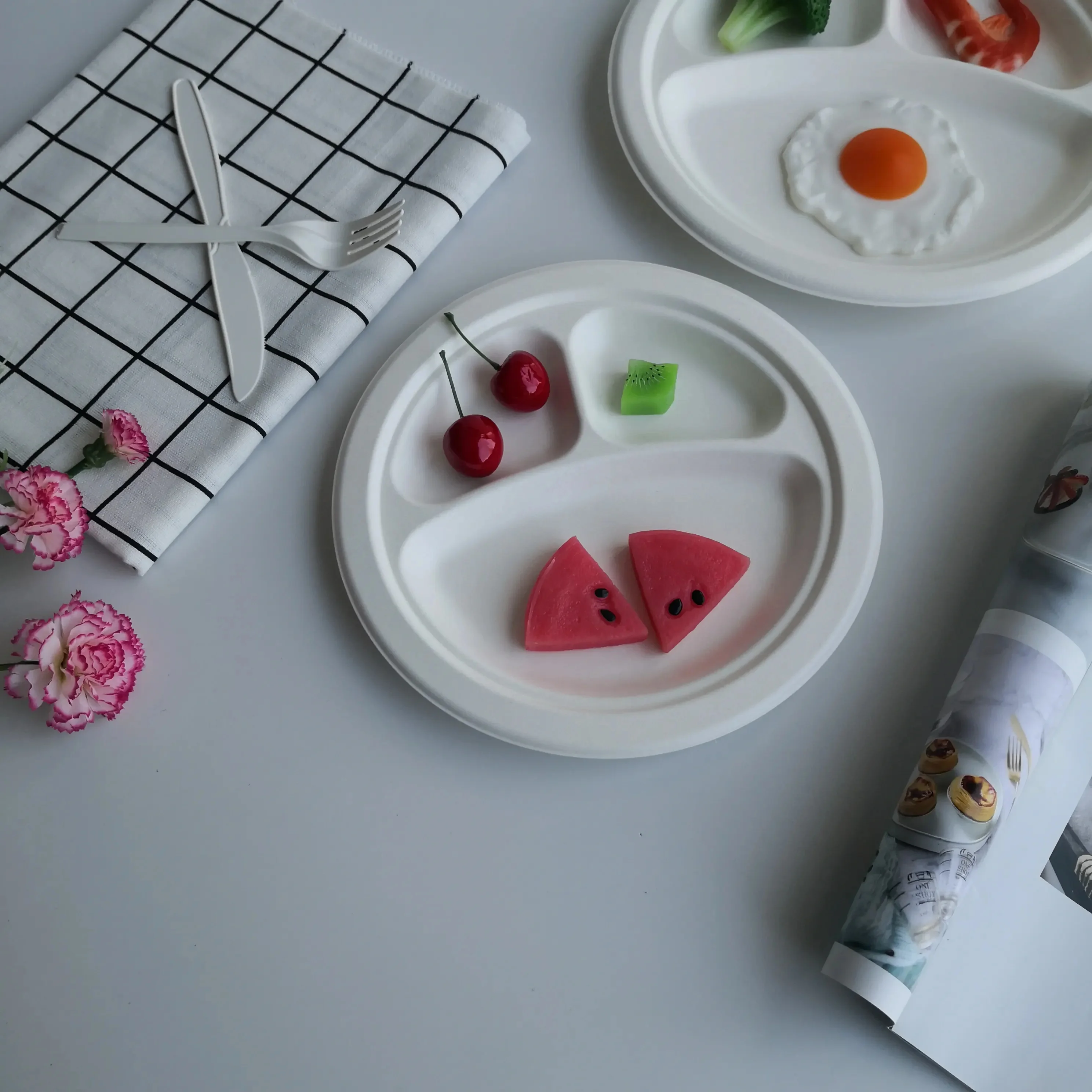 Customized Ecofriendly Biodegradable Oil-Proofing Disposable Plates 3 Compartment Party Plates