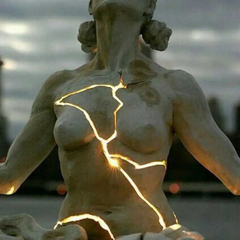 Hot sale high quality bronze famous bronze lady with LED lights sculpture