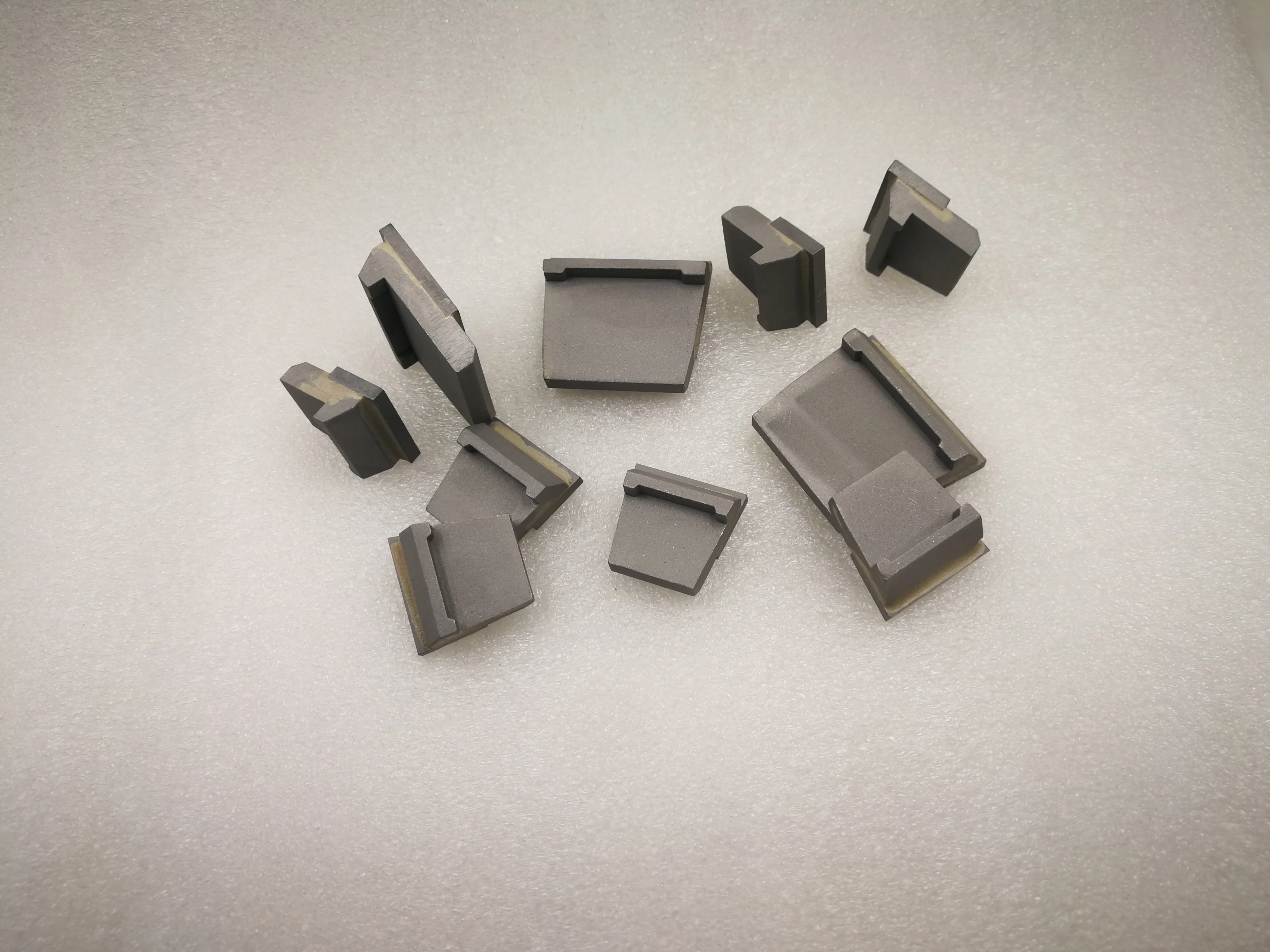 Decanter centrifuge wear tiles with good wear resistance