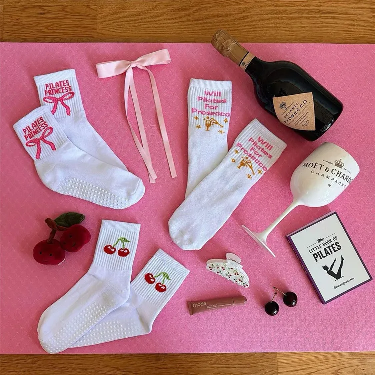Fashion Custom Antislip Gym Pilates Grip Ankle Crew Socks With Custom Letter Embroidery Logo For Women Grippy Pilates Socks