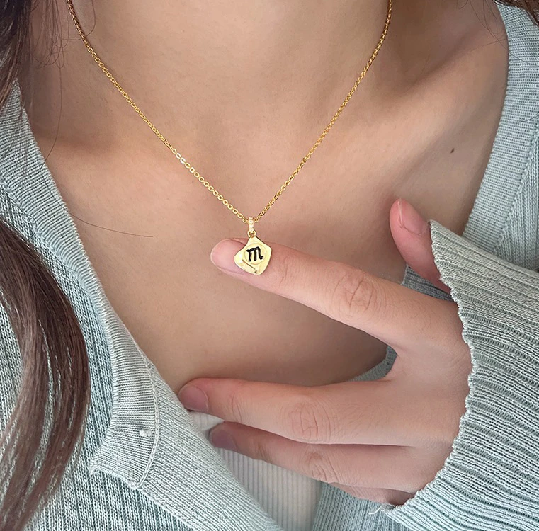 Женское простое и маленькое колье с буквой M