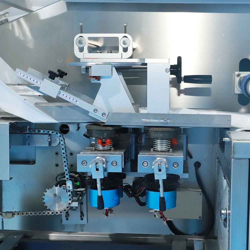 High Speed Wet Tissue Folding Wipes Cutting Machine Baby Wet Wipes Towel Packing Machine with Lid Robot