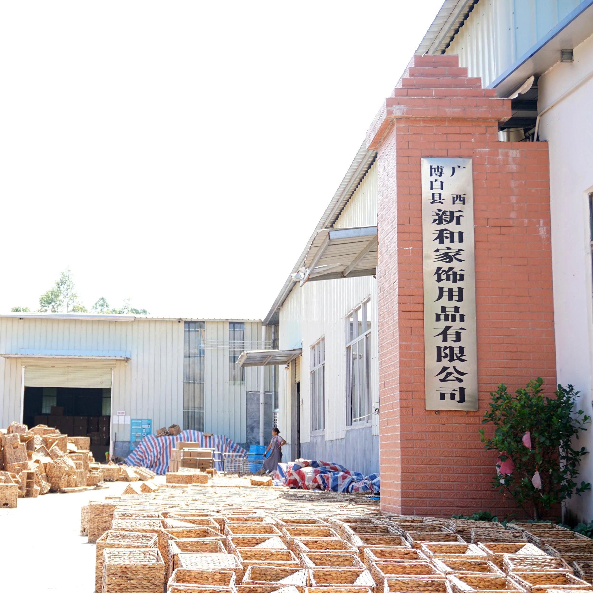 XH Wholesale handmade wicker seagrass woven storage basket with handle