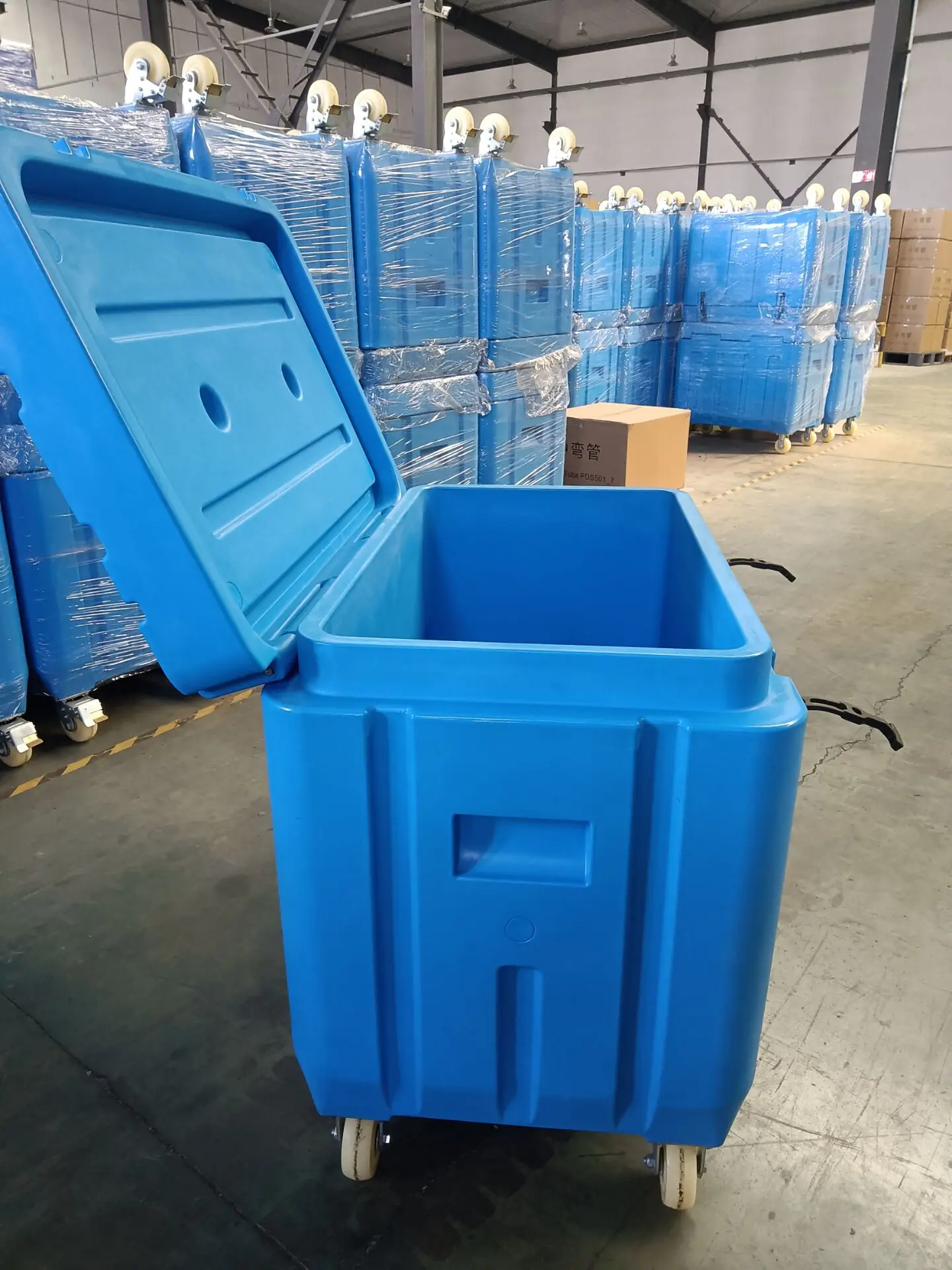 High capacity dry ice storage box for transport of dry ice pellets and blocks
