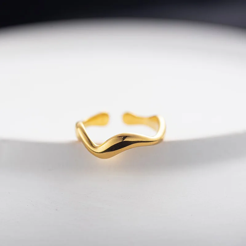 Stainless Steel Ring In 18-Karat Gold Plated With A Minimalist Irregular Fluid Line