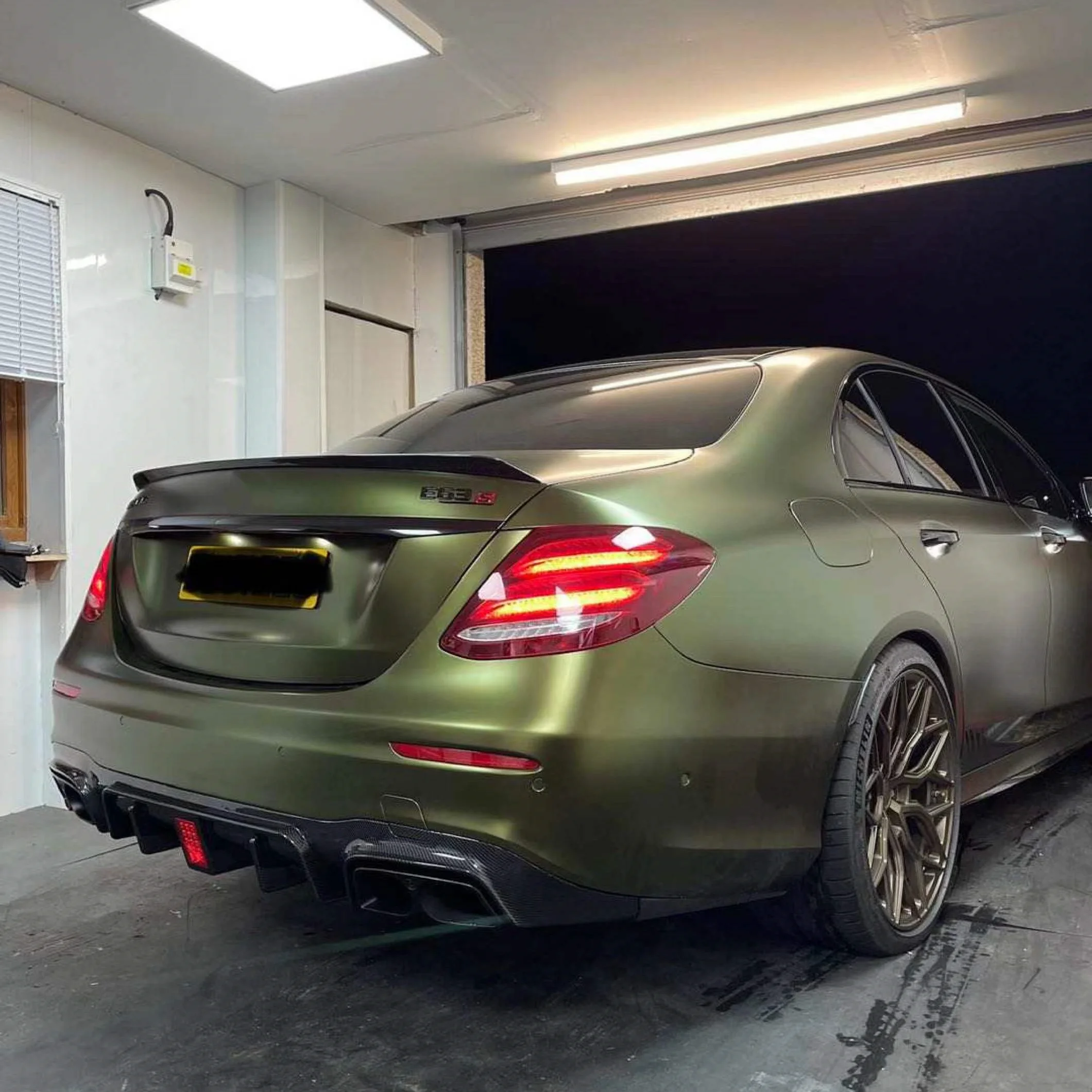 Hot Sale Good Quality Brabvs Style Rear Diffuser with Exhaust Tips for Mercedes-Benz E-CLASS W213 E200 E300 E320