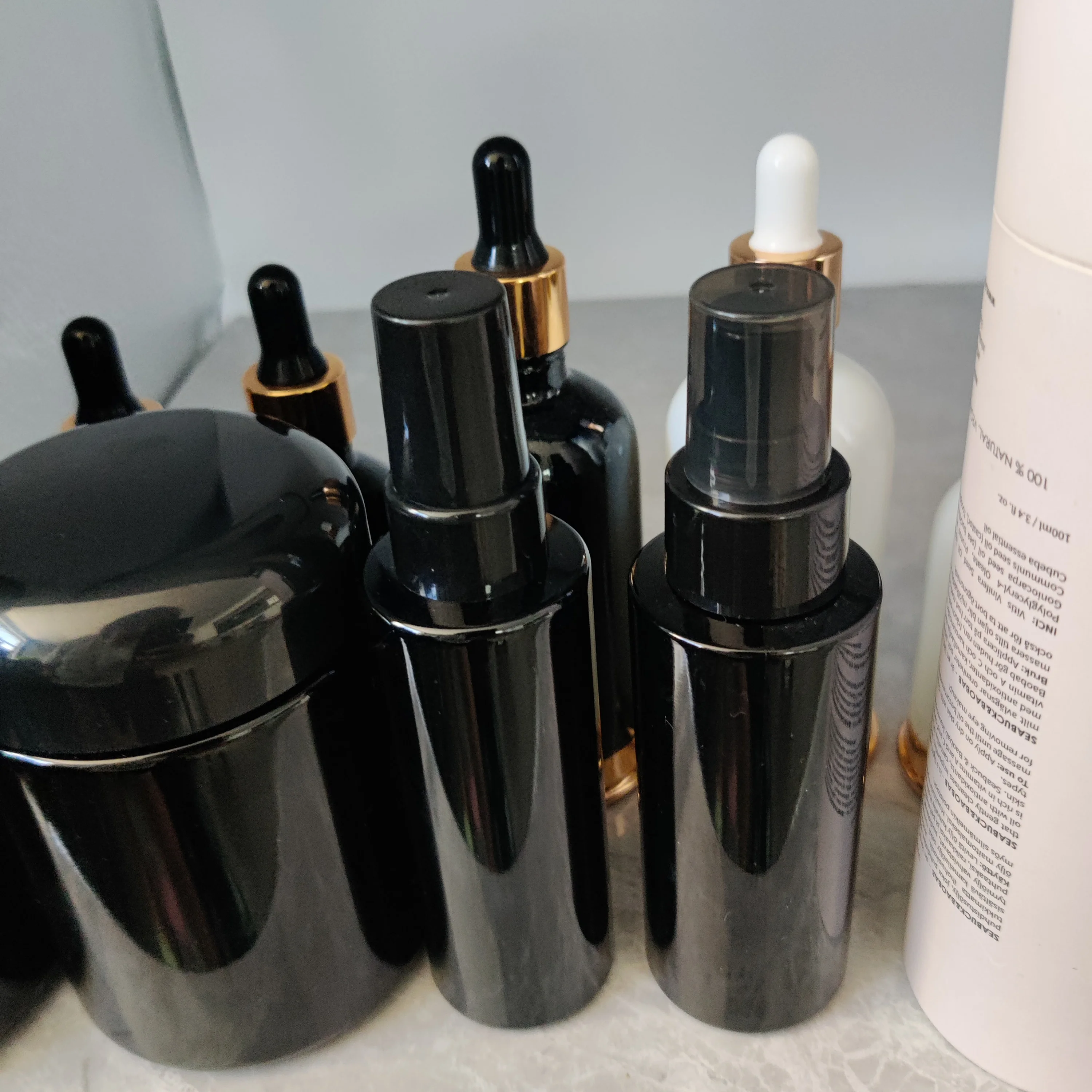 cosmetic packaging dark violet cylinder spray glass bottle