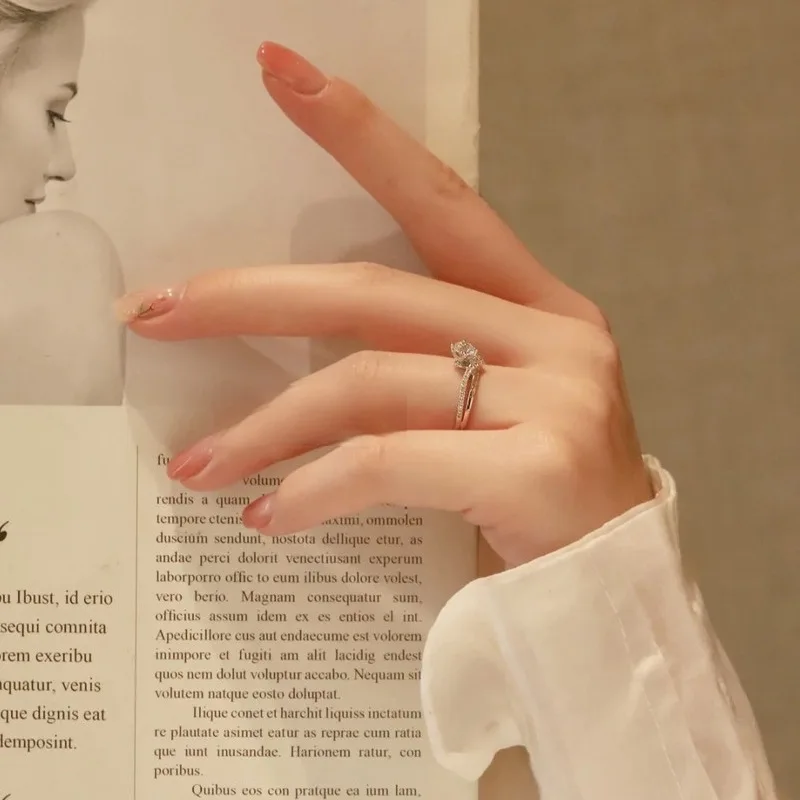 High Quality 925 Silver 0.5 Carat Moissanite Diamond Engagement Crown Queen Ring with GRA Certificate