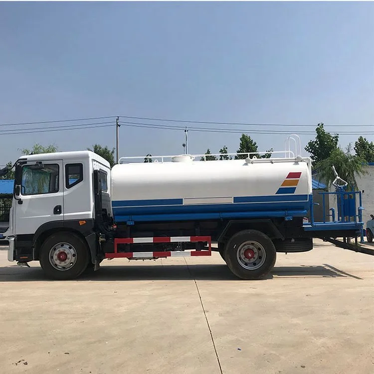 Уличный водяной разбрызгиватель