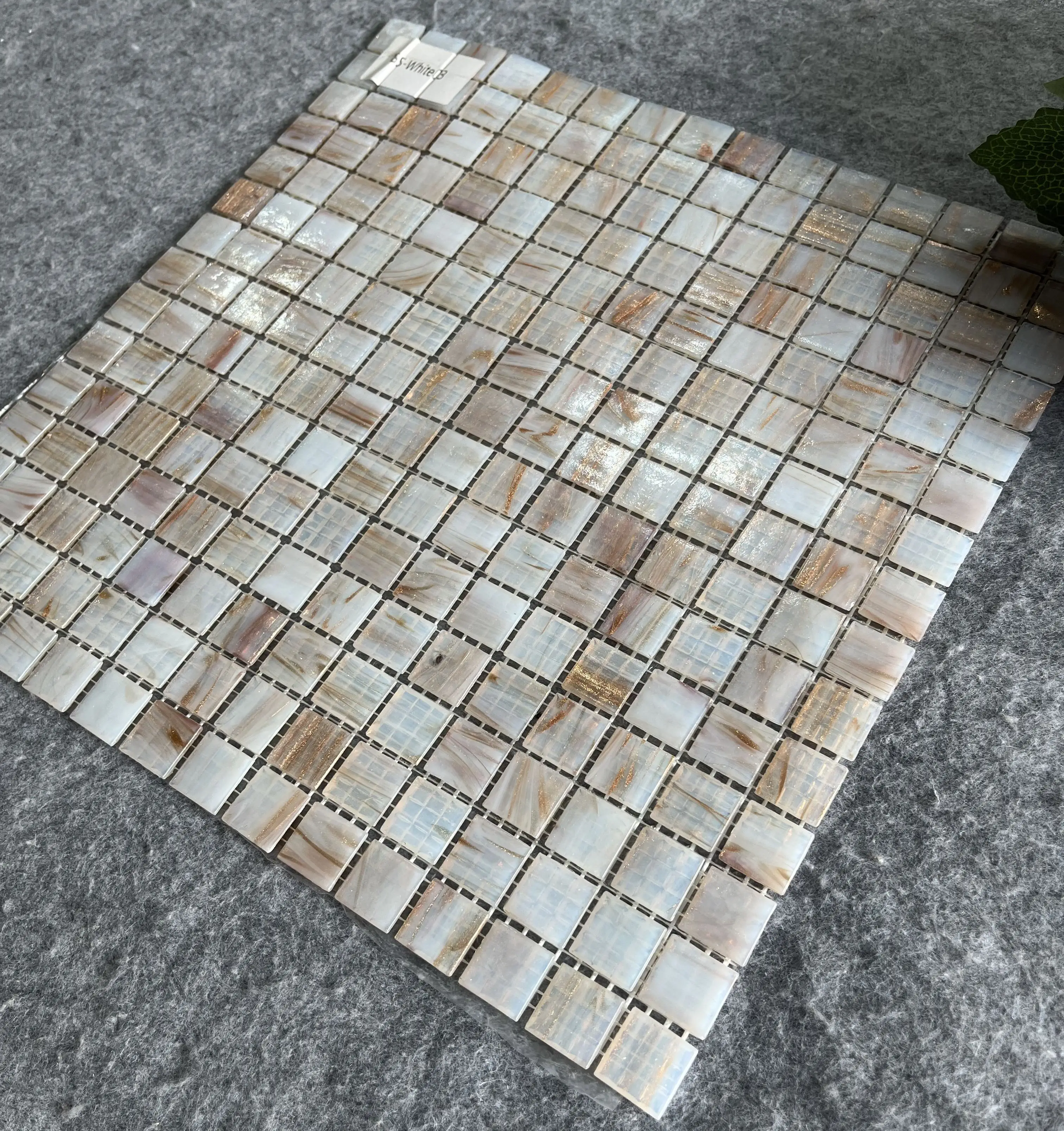 Wholesale Foshan Swimming Pool Mosaic Tile Professional Supplier Kitchen Backsplash Wall Tile Green Gold Lines Glass Mosaic