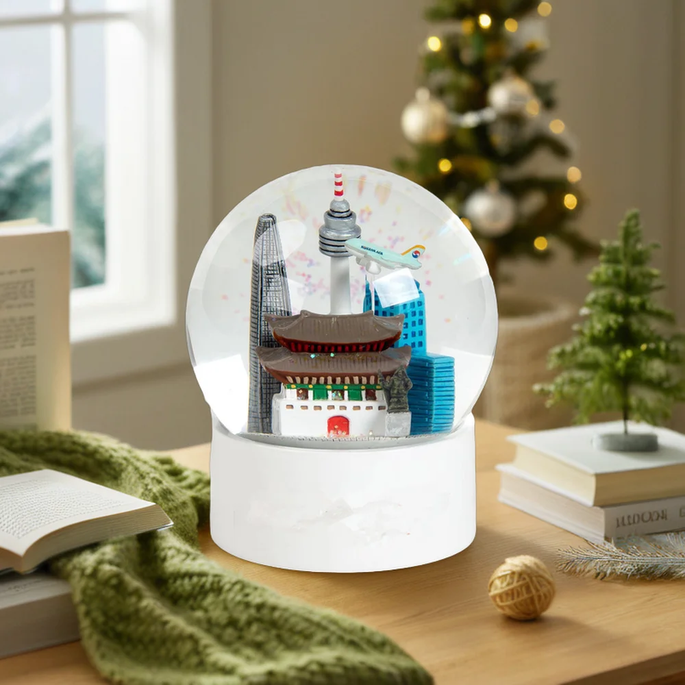 2022 High Quality Custom Design Resin Snow Globe Music and Character Themed Water Globe for Home Decoration