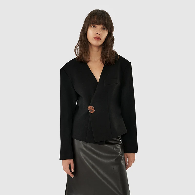 Женский однотонный пиджак на одной пуговице черный облегающий без воротника с V-образным вырезом