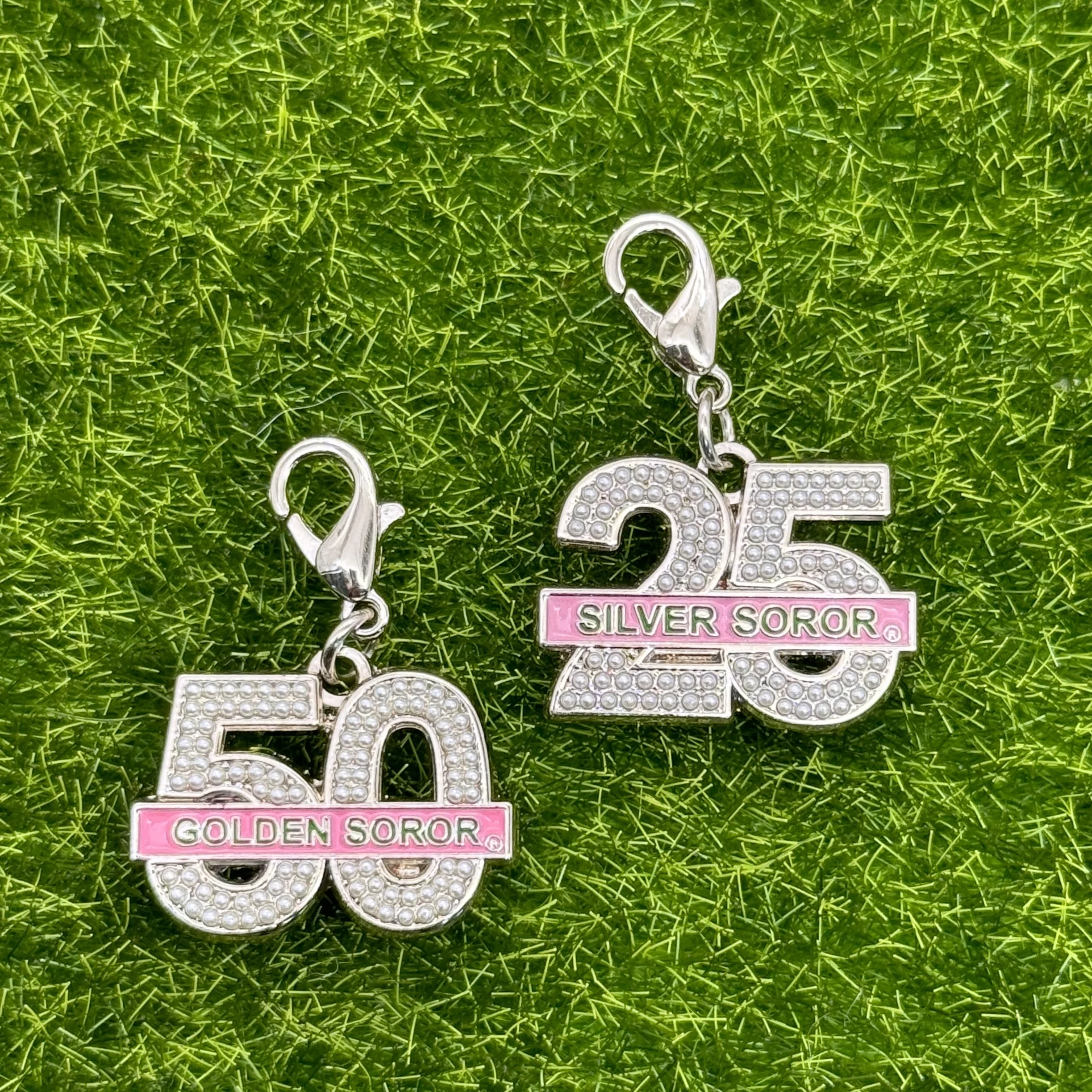 Custom New Style Association White Pearl lettering Metal Badge Brooch Fashion Metal Custom enamel badge pin