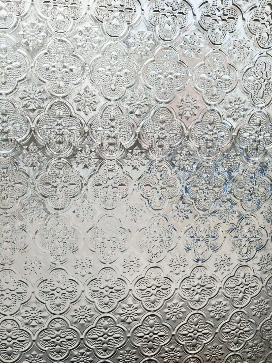 Decorative laminated glass consist of patterned glass and float glass