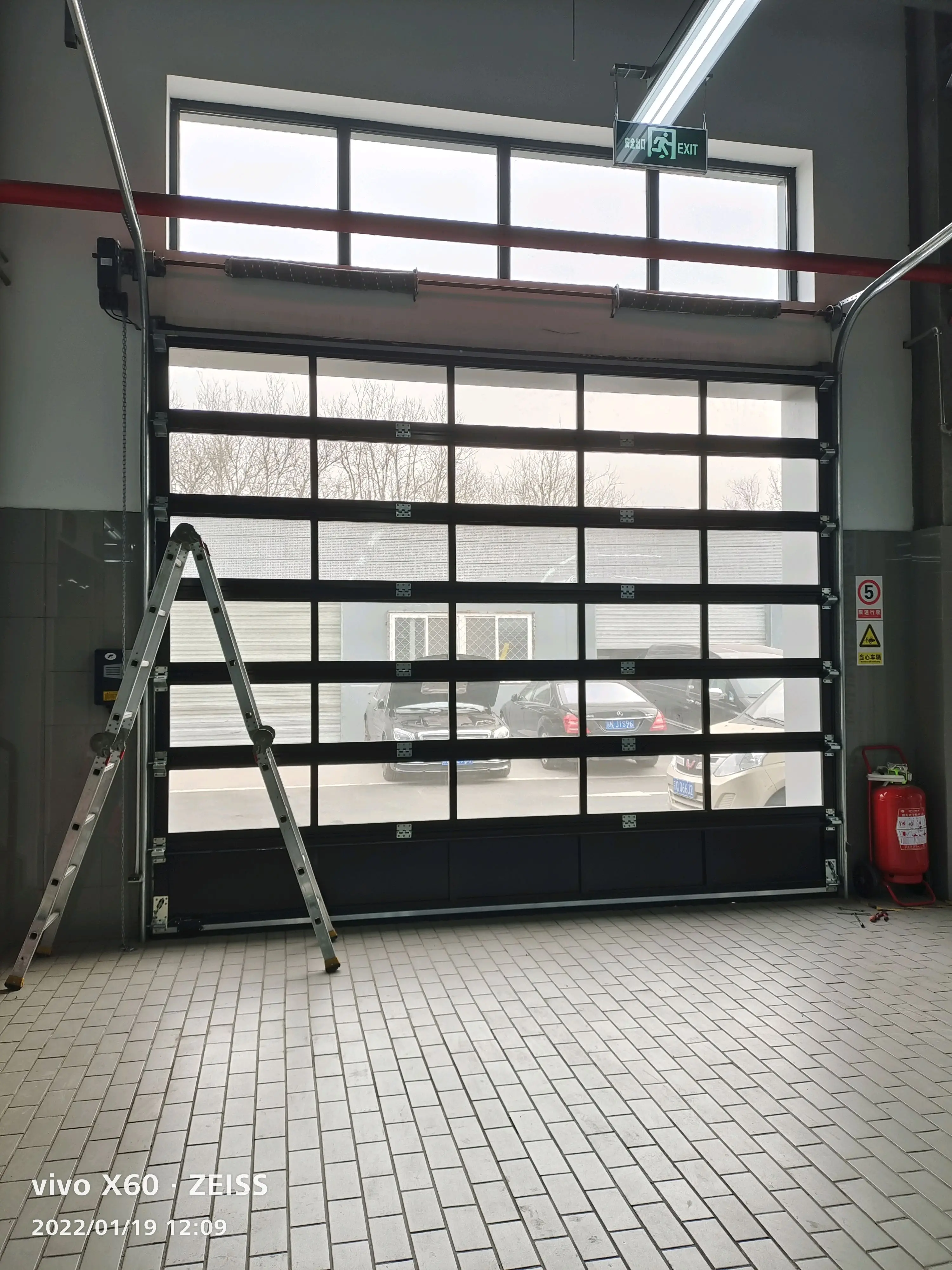 Wholesale Automatic Garage Doors Homes Fashionable Industrial Style Tempered Glass Waterproof Full View Transparent Painted