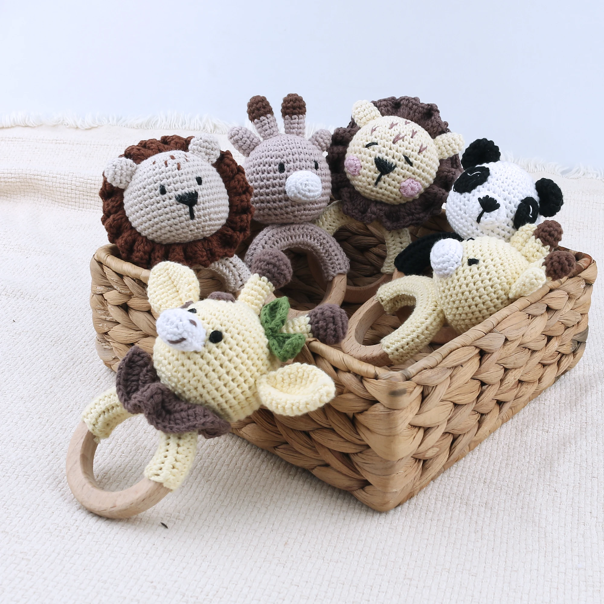Wholesale custom baby hand-made wooden ring woven animals cute giraffe shaped baby tooth toy rattles